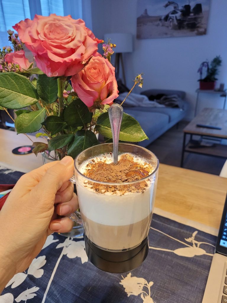 Fleurs et boisson chaude : le hygge